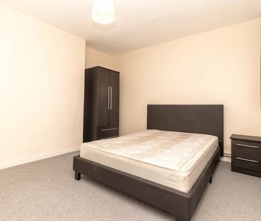 Recently refurbished 3 bedroom flat in Old Street - Photo 1