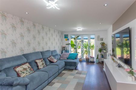 5 bedroom detached house to rent - Photo 2