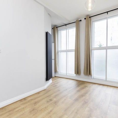 Newly refurbished wood floors zone one location mins to tube & shops - Photo 1