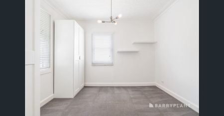 Designer Living with Lush Gardens & Light-Filled Interiors - Photo 3