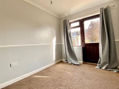 4 bedroom semi-detached house to rent - Photo 5
