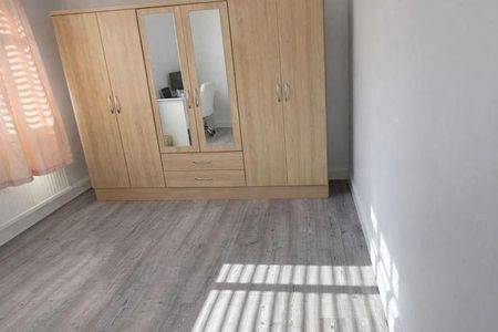 The Larches, Hillingdon, UB10 - Photo 4