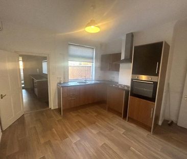 3 bedroom end of terrace house to rent - Photo 4