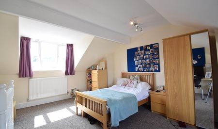 Spacious 4 bedroom property - Photo 5