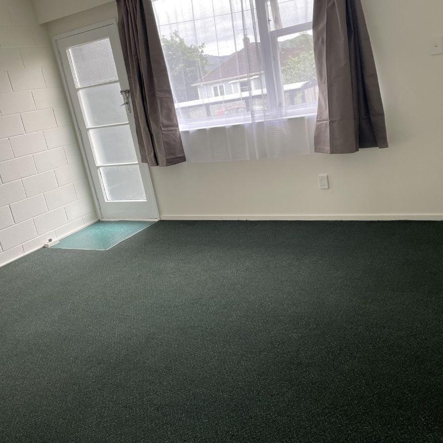 Neat and tidy bedsit - Photo 1