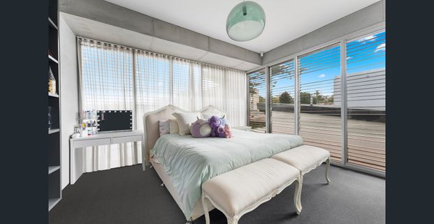 SPACIOUS DESIGNER FAMILY HOME IN QUEENS PARK - Photo 1