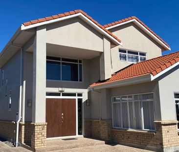 Large Executive Home - Photo 2