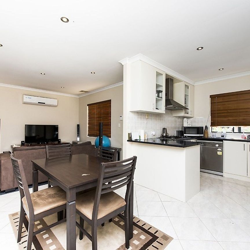 Modern Street Front Villa - Photo 1