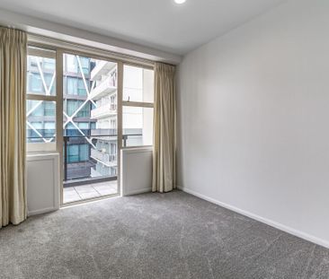 Renovated Large City Centre Apartment with car park! - Photo 1