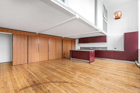 Beautiful duplex loft apartment set within an iconic school conversion. - Photo 3