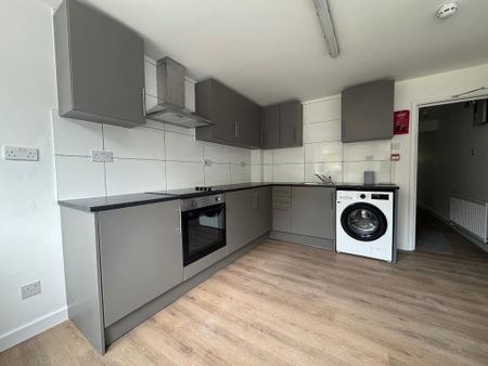 1 bedroom in a house share to rent - Photo 2