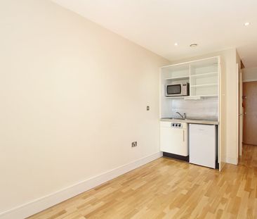 Studio Flat, Great Suffolk Street, SE1 - Photo 3