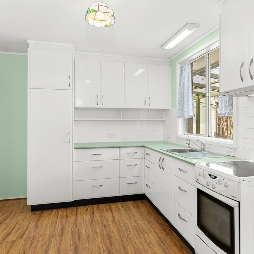 Neat & Tidy 3 Bedroom home with large backyard! - Photo 1