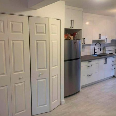 Logement 4 ½ très lumineux situé au dernier étage dans le quartier Saint-Roch - Photo 3