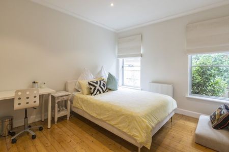 Stunning Family Home Renovated to Perfection! - Photo 4