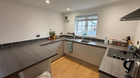 Gatehouse Court, Taunton - Photo 3