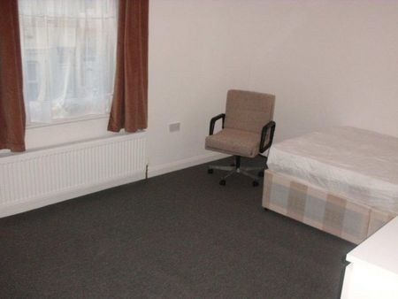 1 Bed - Victoria Street, Gillingham - Photo 4