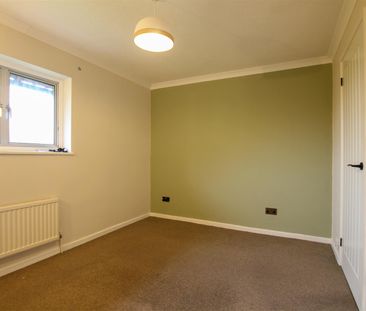 Loompits Way, Saffron Walden - Photo 2