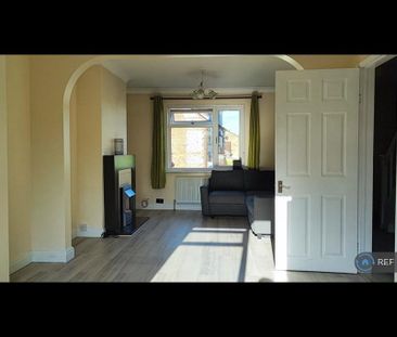 3 bedroom semi-detached house to rent - Photo 3