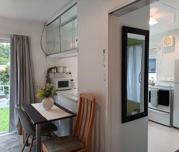 Super sunny & extremely convenient location - Photo 4