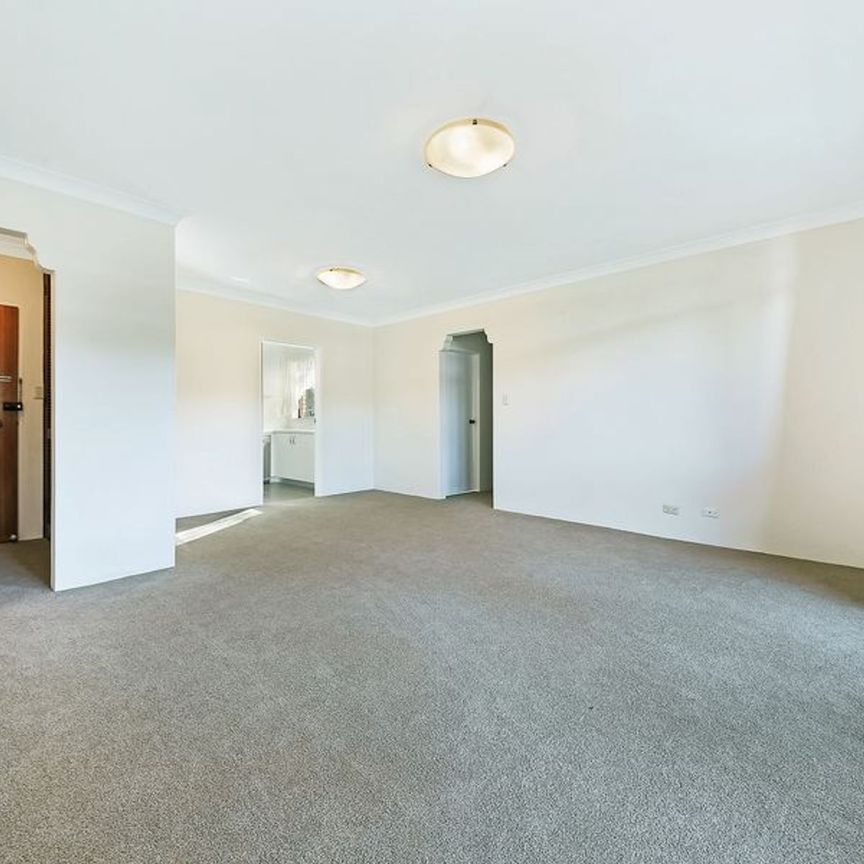 SPACIOUS & UPDATED 2 BEDROOM UNIT, GREAT LOCATION - Photo 1