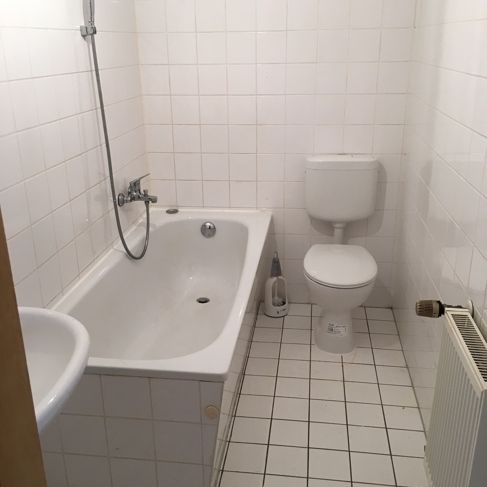 +++2 Zimmer-Dachwohnung mit Galerie, 5. OG ohne Aufzug,, Bad mit Wanne, optional EBK+++ - Photo 1