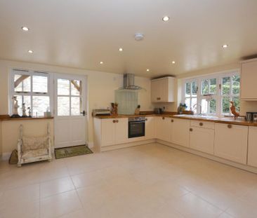 4 bedroom detached house to rent - Photo 2