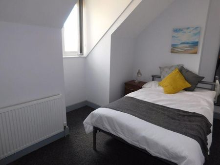 1 bedroom in a house share to rent - Photo 2