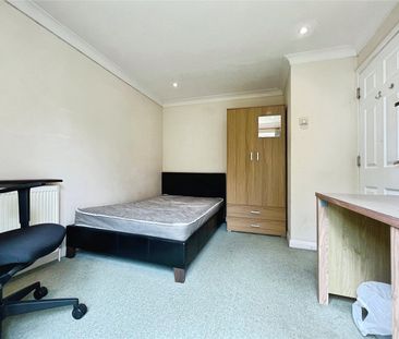 Moore Grove Crescent, Egham, Surrey, TW20 9RH - Photo 2