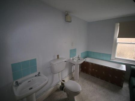 4 bedroom end of terrace house to rent - Photo 5