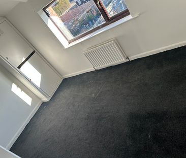 3 Bed Semi-Detached House, Neville Place, LS9 - Photo 4