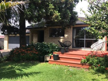 Sunny Ellerslie Home with Easy Motorway & Train Access - Photo 4
