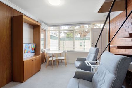 Split-Level Apartment with Private Courtyard in Prime Location - Photo 2