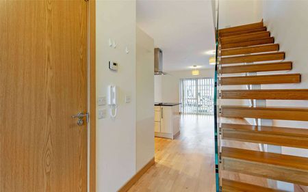 Two bedroom semi-detached house with parking close to train station - Photo 4