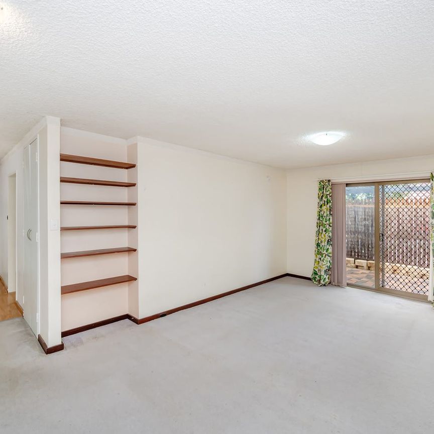 WELL PRESENTED, LARGE GROUND FLOOR UNIT IN A GREAT LOCATION! - Photo 1