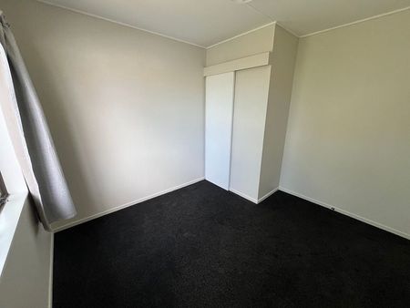 Newly Renovated 3 bedroom + Garage close to town - Photo 4