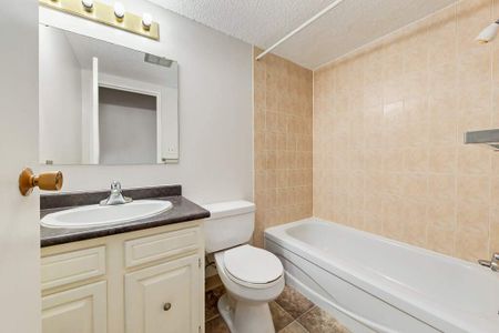 PL Renovated Suite - 2 Bedroom - Photo 5