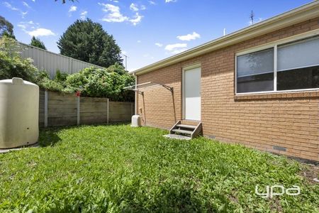 Modern Unit in Popular Suburb - Photo 3