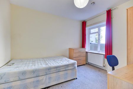 1 bedroom in a house share to rent - Photo 3