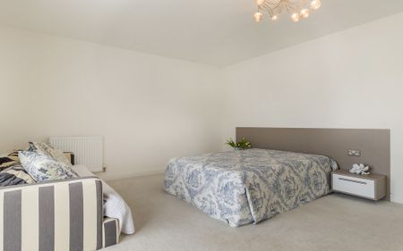 4 bedroom Town House to let - Photo 4