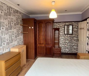 4 Bed Detached House, Faircross Avenue, IG11 - Photo 2