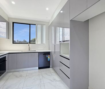 LARGE THREE BRDROOM NEAR NEW GRANNY FLAT! - Photo 5
