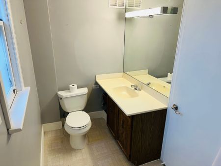 For Lease - 173 Warren Avenue Unit# Upper Level, Oshawa, Ontario - Photo 4