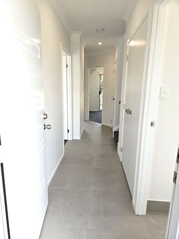 AVAIL 15/12/2025 - 3 BED 2BATH TOWNHOUSE - FULLY DUCTED AIR & A LAWNED BACKYARD OVERLOOKING PARK - Photo 5