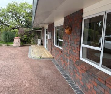 A Real Honey in the Heart of Waiuku - Photo 3