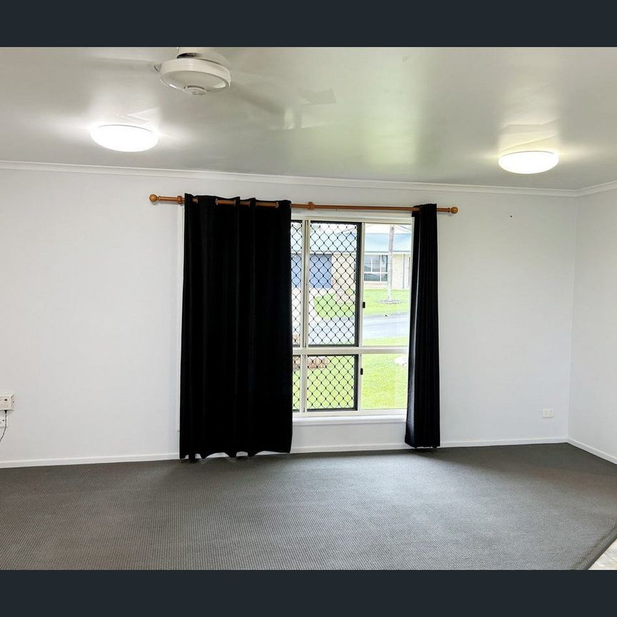 Lovely Brick Home, Plenty of Parking - Fully Airconditioned With a Shed - Photo 1