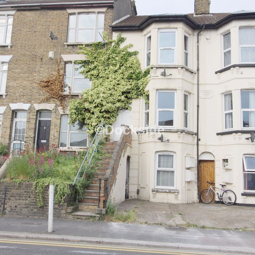 2 bed to rent in Luton Road, Chatham, ME4 - Photo 1