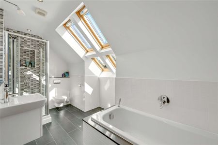 A prestigious seven bedroom gated residence in a prime location. - Photo 3