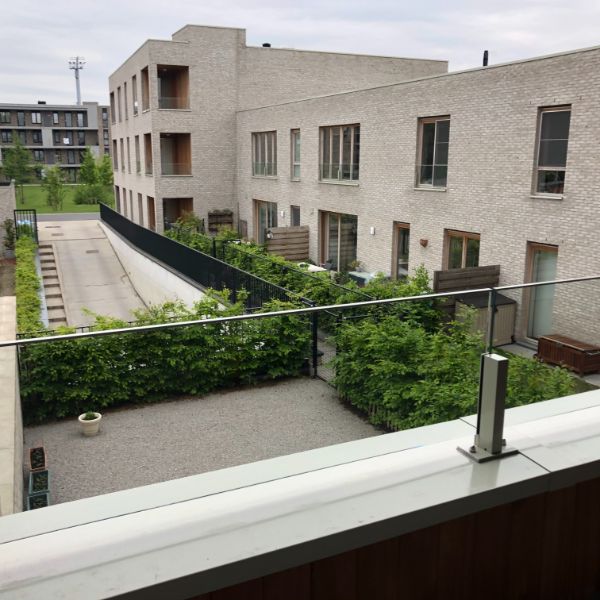 Uitstekend gelegen 2-slaapkamerappartement met ruim terras en ondergrondse autostaanplaats! - Photo 1