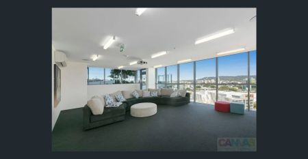 Top Floor Premium 2-Bedroom, 2-Bathroom Apartment with 1 Car Park - Photo 2